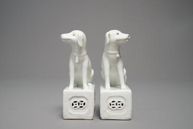 Een paar Chinese blanc de Chine modellen van honden, zegelmerk, 18/19e eeuw