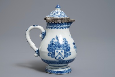 Une verseuse armori&eacute;e en porcelaine de Chine bleu et blanc &agrave; monture en argent, Qianlong