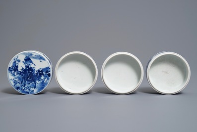 Une bo&icirc;te cylindrique &agrave; trois compartiments en porcelaine de Chine bleu et blanc, 19&egrave;me