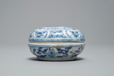 Une bo&icirc;te ronde couverte en porcelaine de Chine bleu et blanc, Kangxi