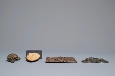 Twee Tibetaanse votieve plaquettes, een amulet in zilver en koraal en een bronzen groepje, 18/19e eeuw