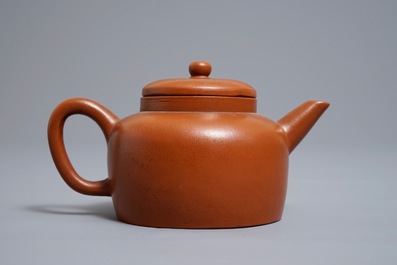 A Chinese Yixing stoneware teapot and cover, six-character mark, 19/20th C.