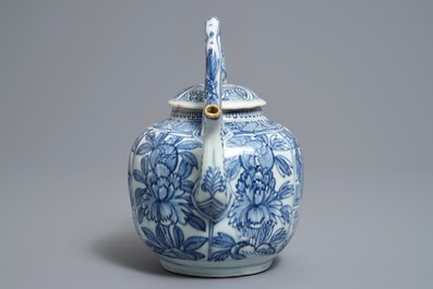 A Chinese blue and white kraak porcelain wine jug and cover, Wanli