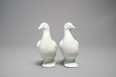 Une paire de colombes en porcelaine blanc de Chine, 18/19&egrave;me