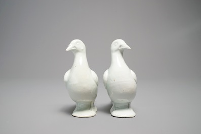 A pair of Chinese blanc de Chine models of doves, 18/19th C.