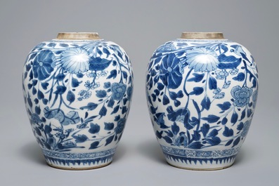 Une paire de pots &agrave; gingembre en porcelaine de Chine bleu et blanc, Kangxi