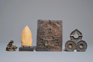 Twee Tibetaanse votieve plaquettes, een amulet in zilver en koraal en een bronzen groepje, 18/19e eeuw