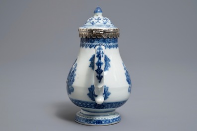 Une verseuse armori&eacute;e en porcelaine de Chine bleu et blanc &agrave; monture en argent, Qianlong