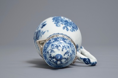 Een Chinees blauwwit wapendecor kannetje met zilveren montuur, Qianlong