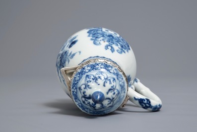 Une verseuse armori&eacute;e en porcelaine de Chine bleu et blanc &agrave; monture en argent, Qianlong