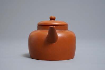 A Chinese Yixing stoneware teapot and cover, six-character mark, 19/20th C.