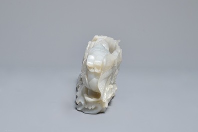 Un groupe en jade blanc figurant des gar&ccedil;ons sur socle en bois sculpt&eacute;, Qing