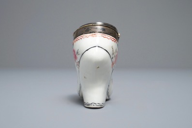 Une bo&icirc;te &agrave; tabac en porcelaine de Chine famille rose &agrave; monture en argent, Qianlong