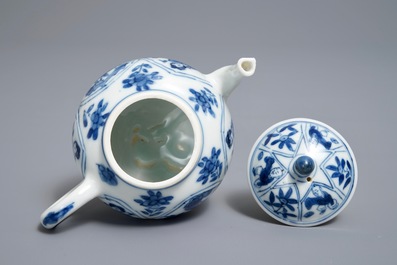 Une th&eacute;i&egrave;re couverte en porcelaine de Chine bleu et blanc, Kangxi