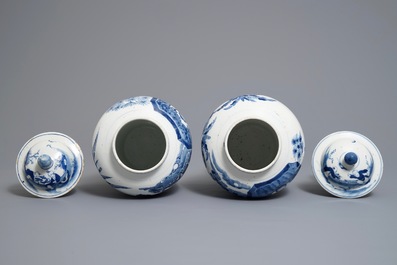Une paire de vases couverts en porcelaine de Chine bleu et blanc, marque de Kangxi, 19&egrave;me