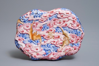 Un lave-pinceaux en porcelaine de Chine famille rose &agrave; d&eacute;cor en relief de chauve-souris, marqu de Qianlong, 20&egrave;me