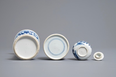 Un encrier et deux vases en porcelaine de Chine bleu et blanc, Kangxi