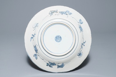 Un plat de style Kraak en porcelaine Arita de Japon, Edo, 17&egrave;me