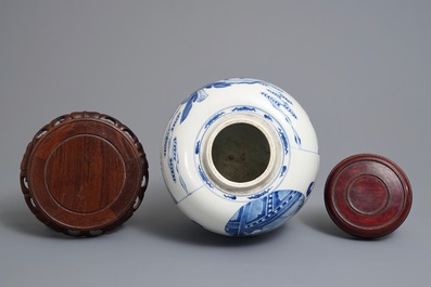 Een Chinese blauwwitte pot met lange Lijzen en zotjes, Kangxi