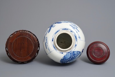 Un pot en porcelaine de Chine bleu et blanc &agrave; d&eacute;cor de longues dames et gar&ccedil;ons, Kangxi