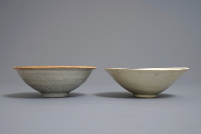 Deux bols en porcelaine de Chine qingbai &agrave; d&eacute;cor incis&eacute;, Song