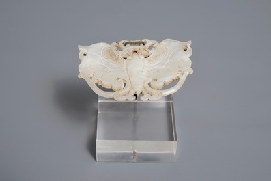 Een Chinese witte jade broche in de vorm van een vlinder, Ming/Qing