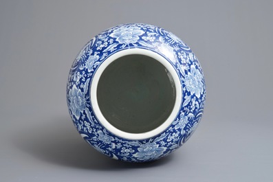 Un grand vase en porcelaine de Chine bleu et blanc pour le march&eacute; islamique, Kangxi