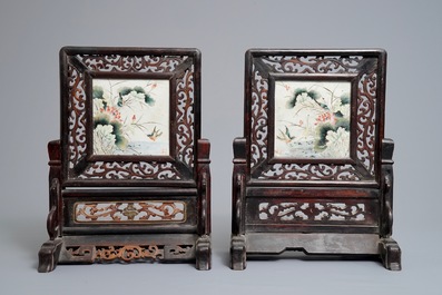 Une paire d'&eacute;crans de table en bois et porcelaine de Chine qianjiang cai, marques Shen De Tang Zhi, 19/20&egrave;me