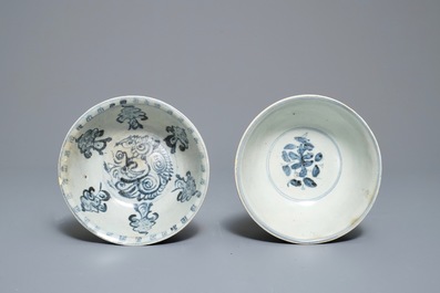 Twee Chinese blauwwitte Ming-kommen en een bord, Kangxi