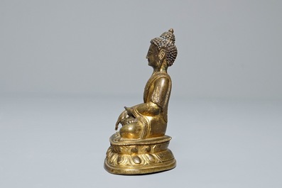 Een Sino-Tibetaanse verguld bronzen figuur van Buddha Shakyamuni, 18e eeuw