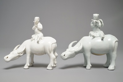 Twee Chinese blanc de Chine modellen van fluitspelers op buffels, 18/19e eeuw