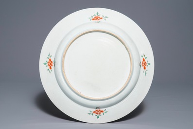 Un grand plat en porcelaine de Chine du service du Roi de France Louis XV, Yongzheng, vers 1732
