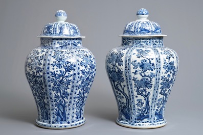 Une paire de grands vases couverts en porcelaine de Chine bleu et blanc, Kangxi