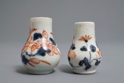 Une paire d'aigui&egrave;res miniatures en porcelaine Imari de Japon, Edo, 18&egrave;me