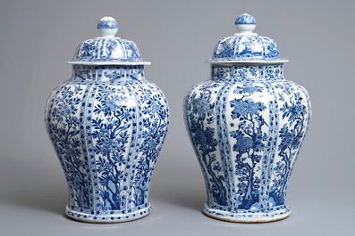 Une paire de grands vases couverts en porcelaine de Chine bleu et blanc, Kangxi
