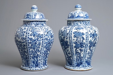 Een paar grote Chinese blauwwitte dekselvazen met floraal decor in vakverdeling, Kangxi