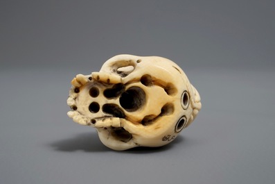 A Japanese ivory 'skull' netsuke, Meiji/Showa, 19/20th