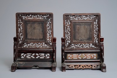 Une paire d'&eacute;crans de table en bois et porcelaine de Chine qianjiang cai, marques Shen De Tang Zhi, 19/20&egrave;me