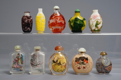 Tien Chinese meerlagige en vanbinnen beschilderde glazen snuifflesjes, 20e eeuw