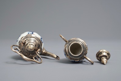 Twee Chinese blauwwitte miniaturen met zilver montuur, Kangxi