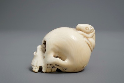 Een Japanse ivoren netsuke in de vorm van een schedel, Meiji/Showa, 19/20e eeuw
