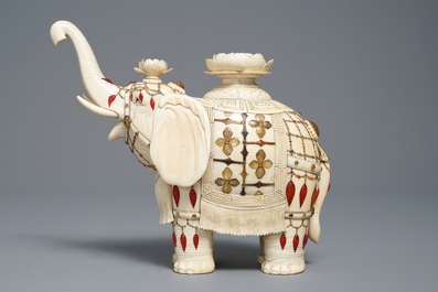 Een Chinees met hardsteen ingelegd ivoren model van een olifant, eind 19e eeuw