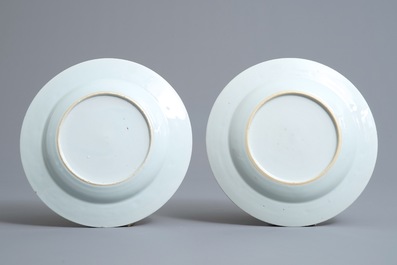 Une paire d'assiettes en porcelaine de Chine de style Meissen &agrave; d&eacute;cor de sc&egrave;nes de chasse, Qianlong