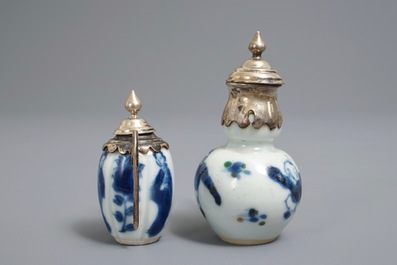 Twee Chinese blauwwitte miniatuur theepotjes met zilver montuur, Kangxi