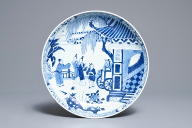 Twee Chinese blauwwitte Ming-kommen en een bord, Kangxi