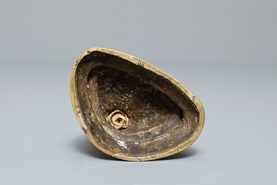 Een Sino-Tibetaanse verguld bronzen figuur van Buddha Shakyamuni, 18e eeuw