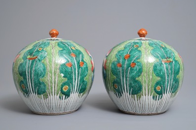 Une paire de pots couverts en porcelaine de Chine famille rose &agrave; d&eacute;cor de choux, 19&egrave;me