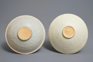 Deux bols en porcelaine de Chine qingbai &agrave; d&eacute;cor incis&eacute;, Song