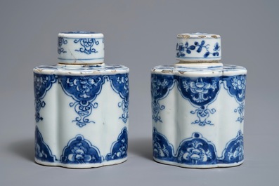 A pair of Chinese blue and white tea caddies and covers, Kangxi
