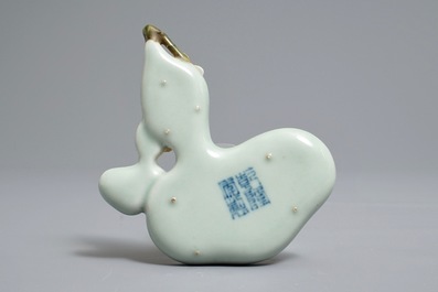 Un repose-pinceaux en forme de lingzhi en porcelaine de Chine &agrave; fond c&eacute;ladon, marque de Qianlong, 19/20&egrave;me